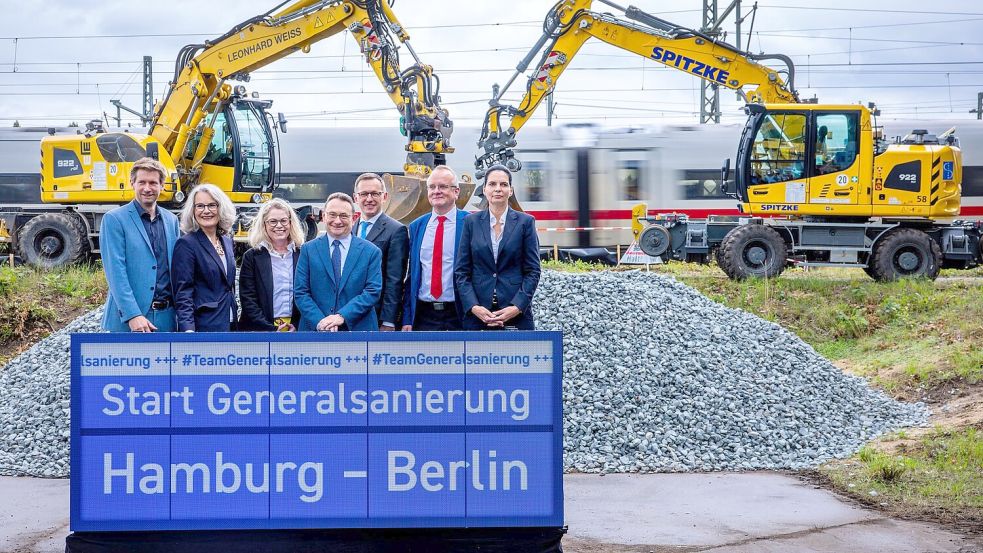 Der offizielle Startschuss für die Generalsanierung der Bahnstrecke Berlin - Hamburg fällt auf etwa halber Strecke in Ludwigslust (Mecklenburg-Vorpommern). Foto: Jens Büttner/dpa
