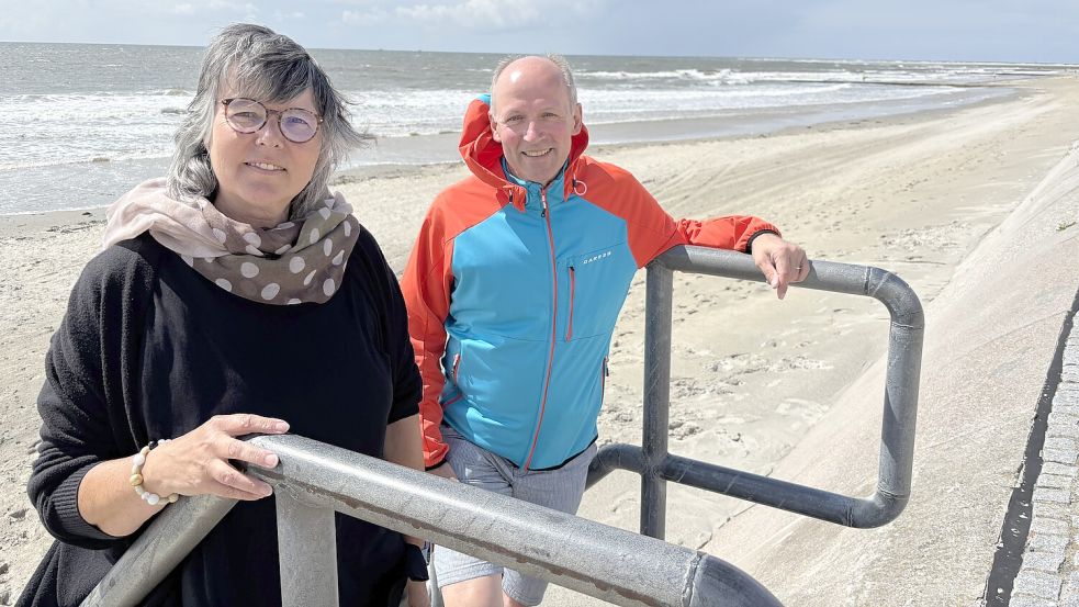 Silke Ottersbach und Uwe Rüddenklau vor dem Strandabschnitt, den sie als Verschickungsinder auf Borkum besuchten. Foto: Florian Ferber