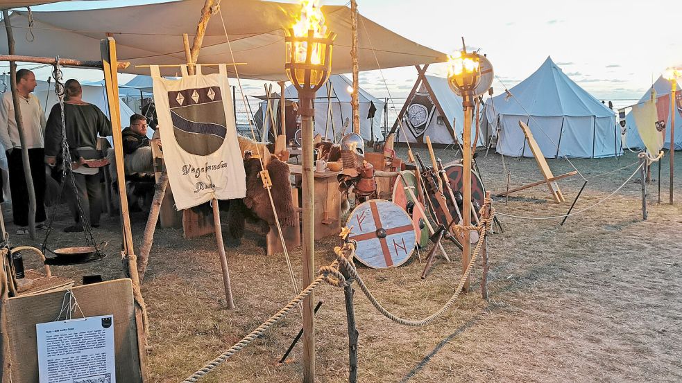 Die Wikinger kommen: Vier Tage läuft das Historien-Spektakel in Norddeich mit Feuerlauf, Met und Drachenbooten. Foto: Veranstalter