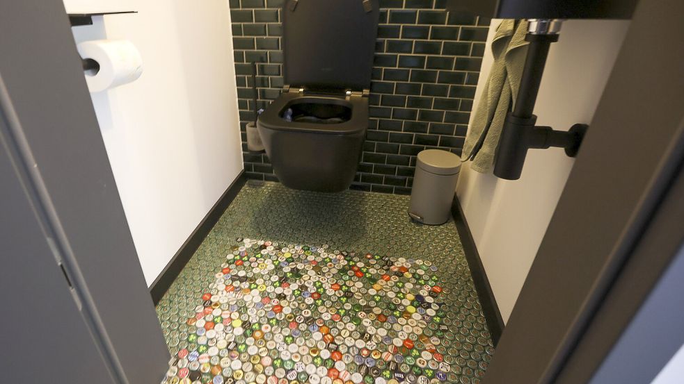 Der Boden im Gäste-WC ist ein echter Hingucker. Hunderte Kronkorken hat das Paar hierfür gesammelt. Foto: Jens Doden/Emden