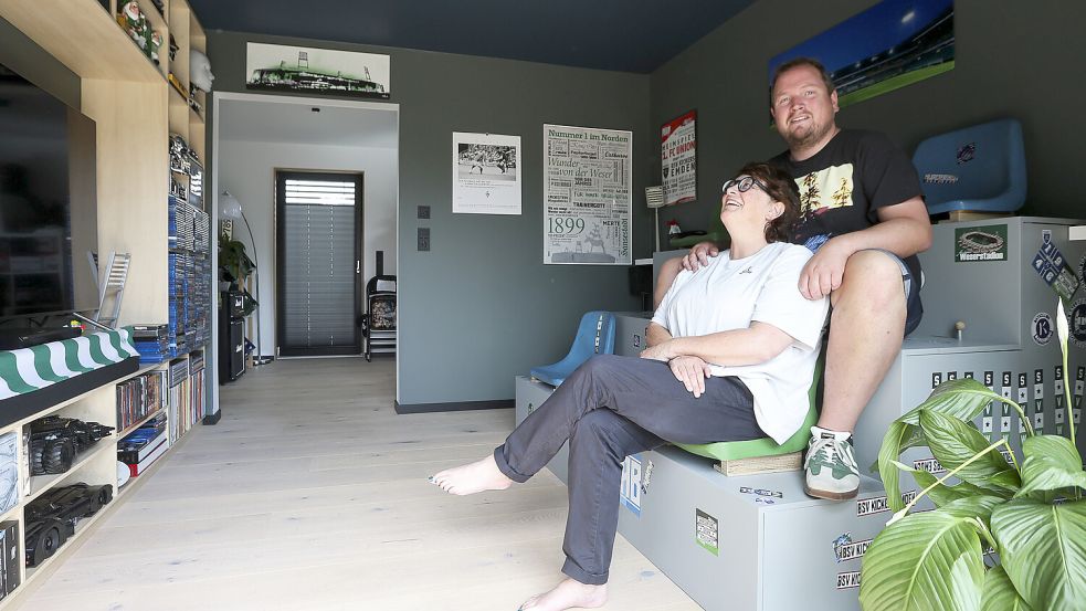 Tina Koenen und Eike Höcker sind seit neun Jahren ein Paar. Die beiden teilen die Liebe zum Fußball. Foto: Jens Doden/Emden