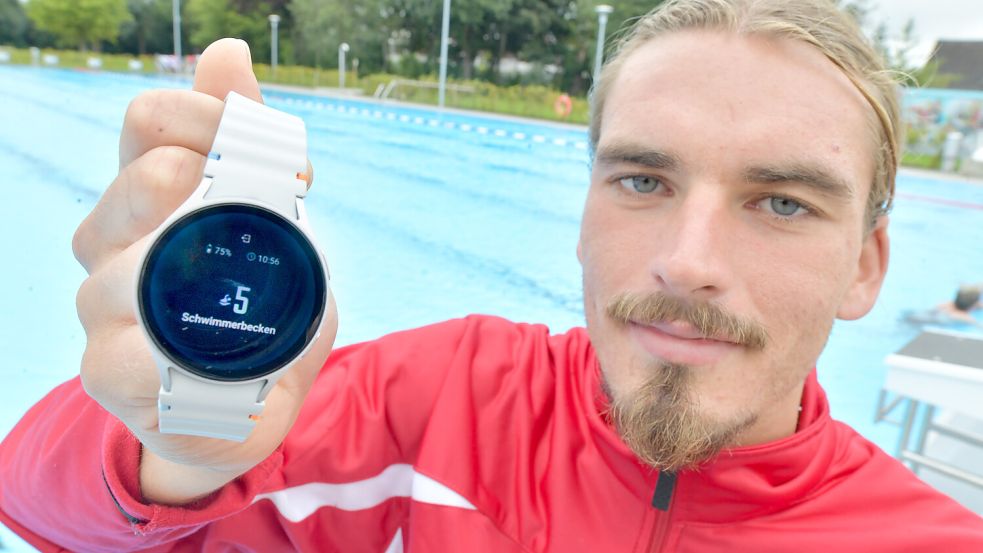Rettungsschwimmer Henri Frank erkennt dank der Smartwatch nun auf einen Blick, wie viele Personen sich im Becken befinden. Foto: Klaus Ortgies