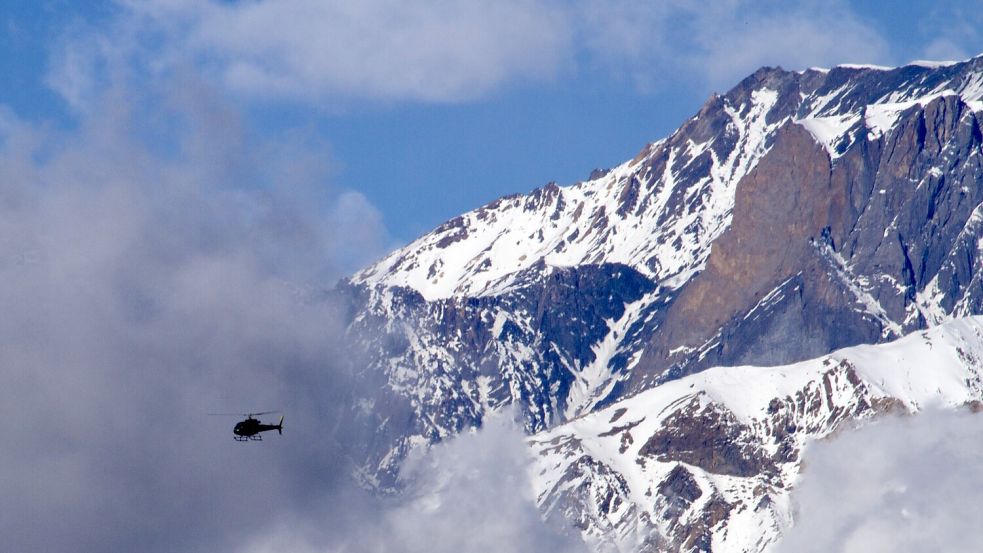 Nicht selten sterben auch Sherpa, also die Bergführer und Träger, bei Expeditionen im Himalaya. Foto: dpa/Jordane Schönfelder