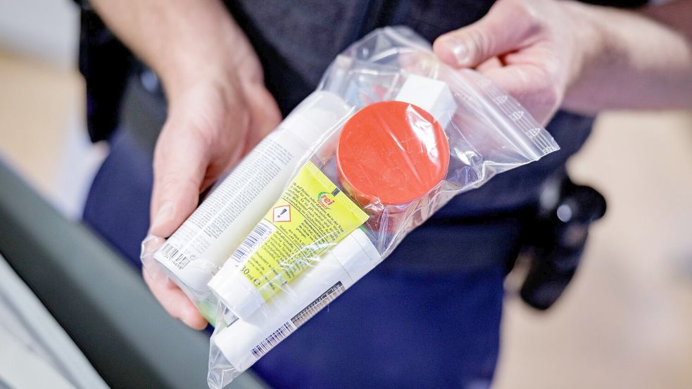So mussten Flüssigkeiten bislang verpackt werden. (Archivbild) Foto: Axel Heimken/dpa/dpa-tmn