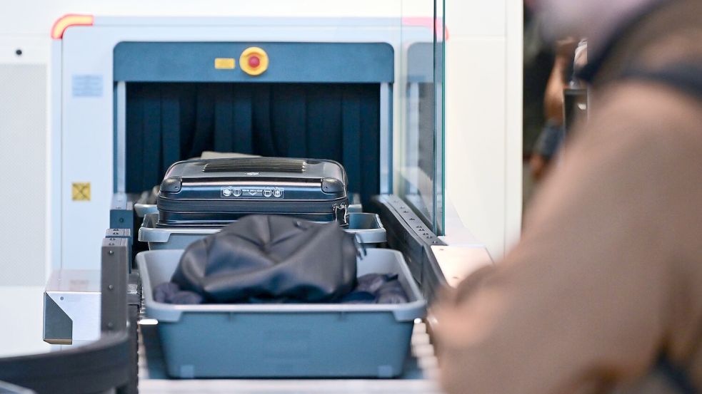 In den großen deutschen Flughäfen sind die CT-Scanner bereits im Einsatz. (Archivbild) Foto: Sebastian Christoph Gollnow/dpa