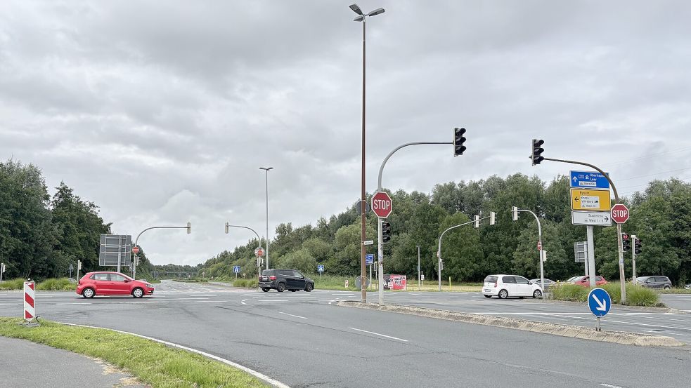 An die sogenannte VW-Kreuzung kommen Blitzeranlagen für die Fahrtrichtungen Niedersachsenstraße und Autobahn 31. Die neuen Geräte sollen auch Rotlicht-Verstöße festhalten können. Fotos: Mona Hanssen