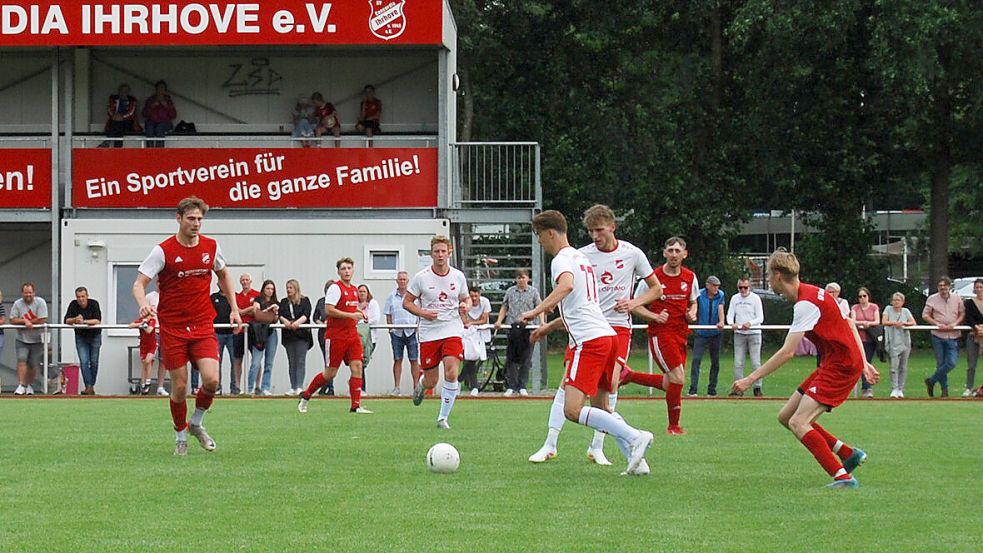 Concordia Ihrhove (am Ball Hennes Janssen) muss seine ersten Heimspiele wie hier beim WOL-Cup gegen die eigene zweite Herren auf dem Nebenplatz austragen. Foto: Reemts