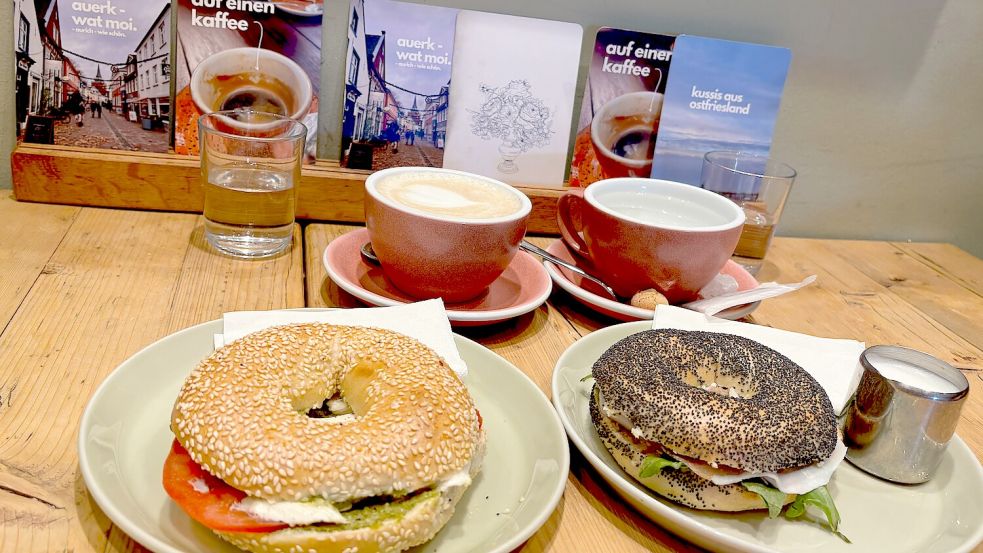 Zu den Bagels gab es einen Chai Latte und einen Ostfriesentee. Foto: Jasmin Oltmanns