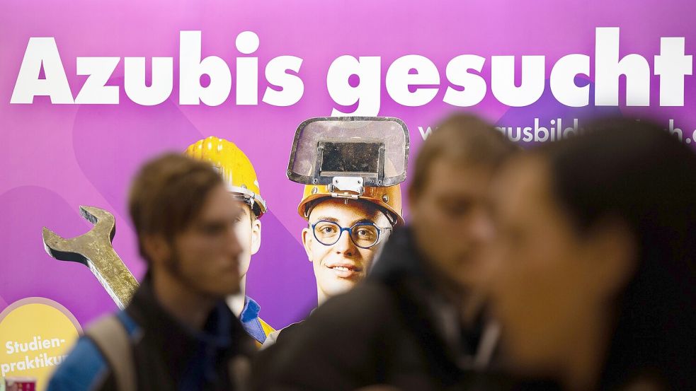 Jobmessen werden bei jungen Leuten immer beliebter. Trotz aller Bemühungen sucht aber auch in Ostfriesland noch jeder vierte Betrieb nach Azubis. Foto: Sebastian Kahnert/dpa/Archiv