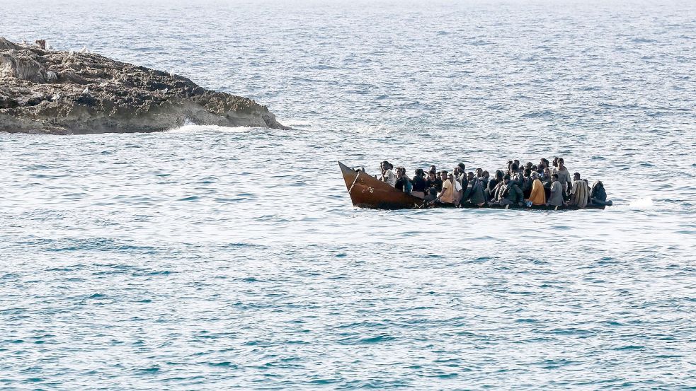 Italien wollte die Asylanträge von auf dem Mittelmeer gestoppten Migranten aus sicheren Herkunftsländern in Albanien prüfen und sie erst dann einreisen lassen. Jetzt äußert sich der EuGH zu einem Aspekt dieses Modells. (Archivbild) Foto: Cecilia Fabiano/LaPresse/AP/dpa