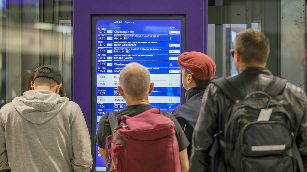 Brand legt Bahnstrecke zwischen Duisburg und Düsseldorf lahm. Foto: Christoph Reichwein/dpa