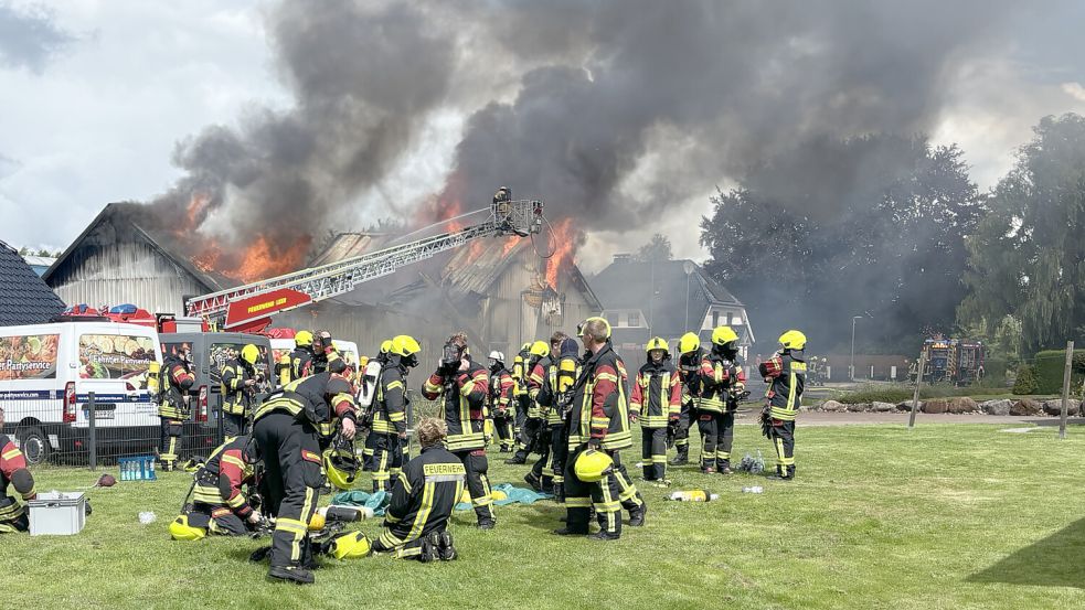 Die Feuerwehr ist in Warsingsfehn im Einsatz. Foto: Stephanie Fäustel