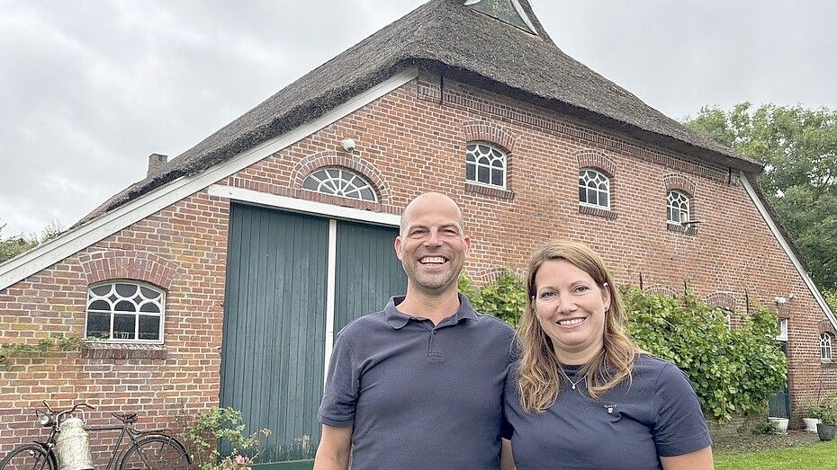 Bianka und Holger Klempin stehen vor ihrem Gulfhof. Foto: Rilana Kubassa