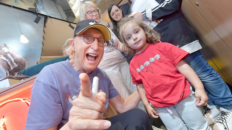 Otto Waalkes hat sich für seine kleinen und großen Fans bei der diesjährigen Autogrammstunde im Otto-Huus wieder viel Zeit genommen. Fotos: Klaus Ortgies