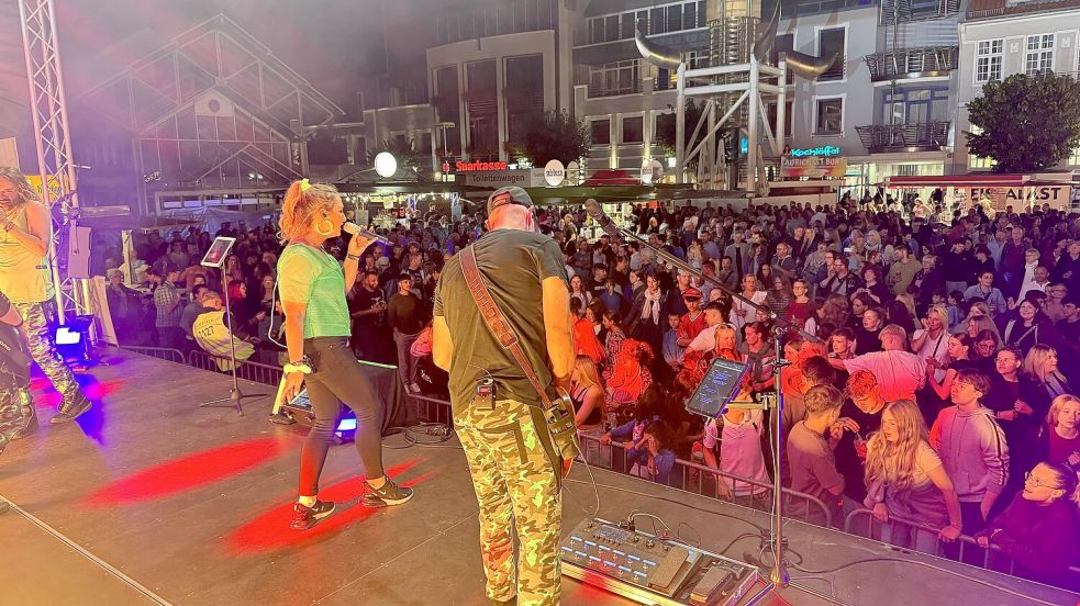 Vergangenes Jahr wurde bei Live-Musik auf dem Marktplatz gefeiert. Foto: Holger Janssen