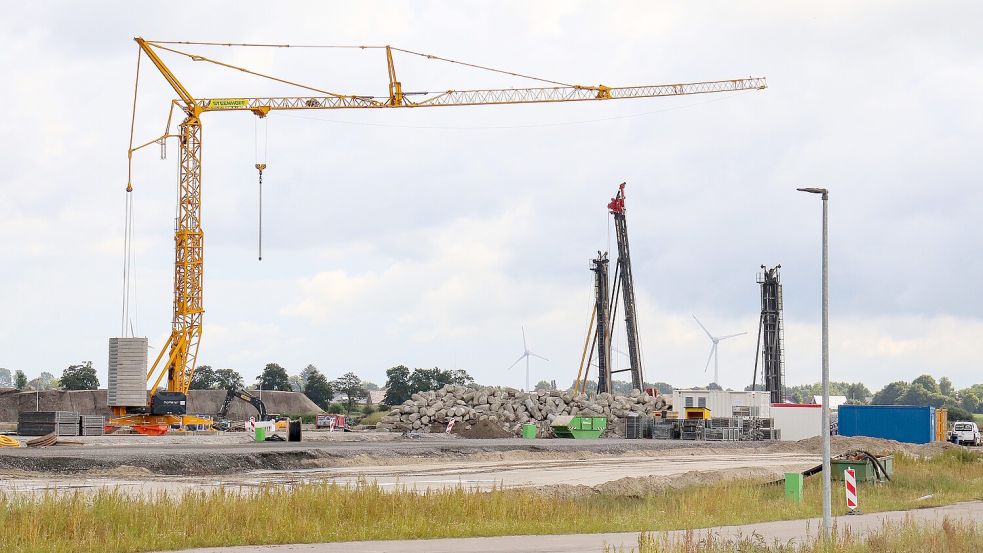Der erste Kran für die Rohbauarbeiten steht seit einigen Tagen auf der Zentralklinik-Baustelle.Foto: Romuald Banik