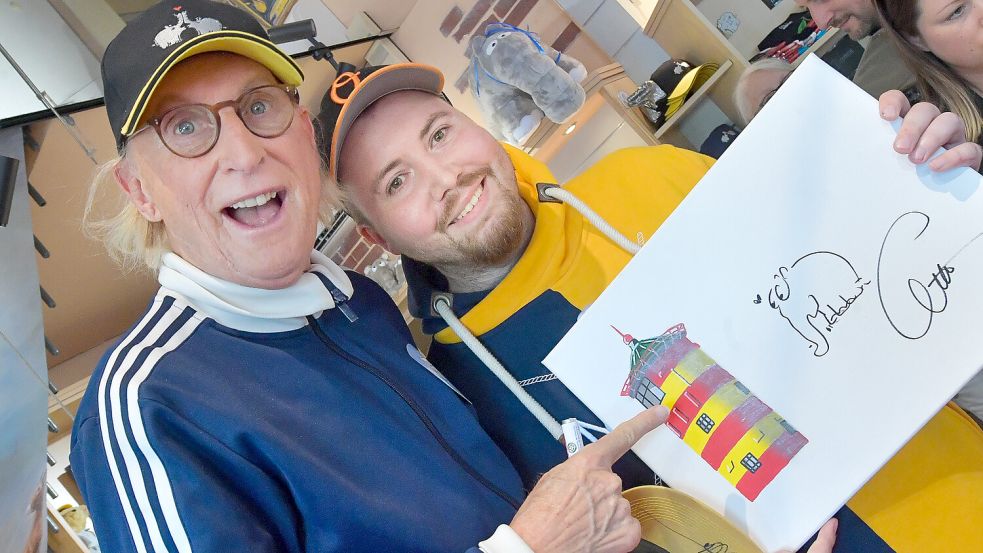 Otto Waalkes kommt jedes Jahr zur Autogrammstunde in sein Otto-Huus in Emden. Auch am Freitag, 1. August 2025, war er wieder da. Superfan Sven Schetzberg aus Timmel hat eins der ersten Autogramme bekommen. Er stand schon um 5.20 Uhr vor dem Otto-Huus. Foto: Klaus Ortgies