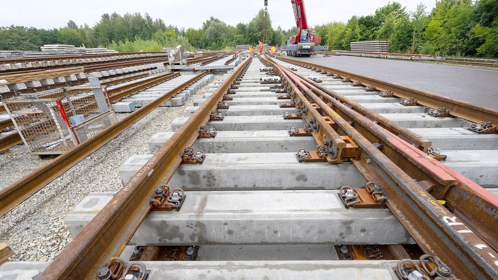 Der letzte Zug ist von der Strecke, nun beginnen die Bauarbeiten zwischen Hamburg und Berlin. (Archivbild) Foto: Soeren Stache/dpa