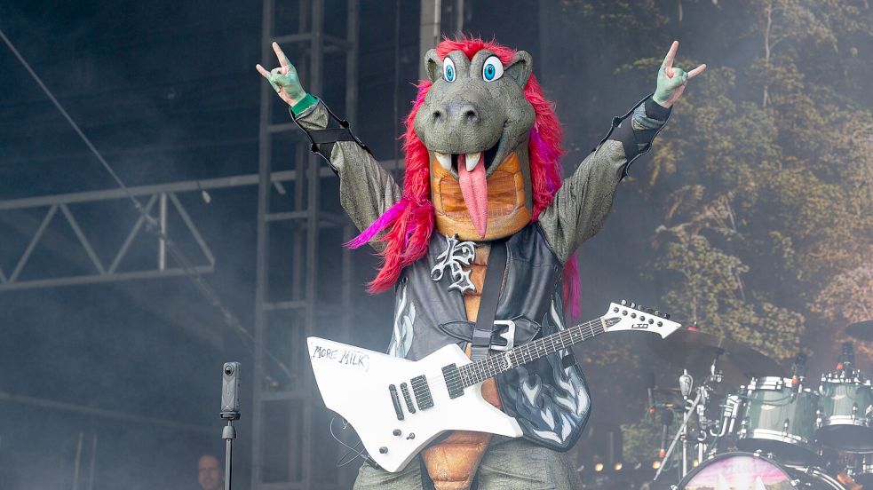 Das Bühnengeschehen bei Heavysaurus bot optisch einiges - auch bei ihrem Auftritt in Wacken. Foto: Michael Ruff