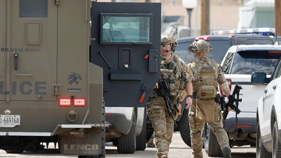 Einsatzkräfte nach den Schüssen in Anaconda im US-Bundesstaat Montana. Foto: Joseph Scheller/The Montana Standard/AP/dpa