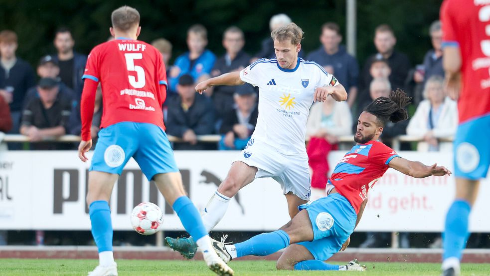 David Schiller (Mitte) trat mit Kickers Emden am Freitagabend bei der SV Drochtersen/Assel an – zum ersten Mal mit neuem Auswärtstrikot. Foto: Jens Doden/Emden