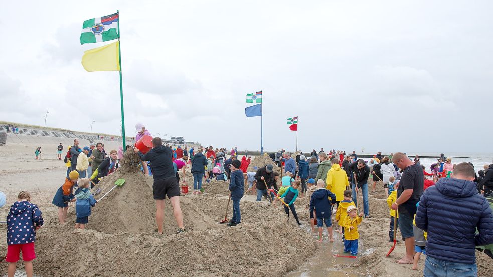 Der „Kampf gegen die Gezeiten“, bei dem ein im Sand stehender Fahnenmast möglichst lange gesichert und gegen die Flut verteidigt werden muss, kann in diesem Jahr wetterbedingt nicht stattfinden. Foto: Florian Ferber/Archiv