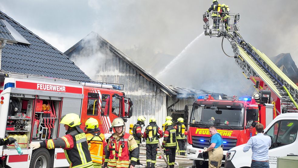 Ein Feuer hat eine Firmenhalle in Warsingsfehn zerstört. Foto: Bodo Wolters