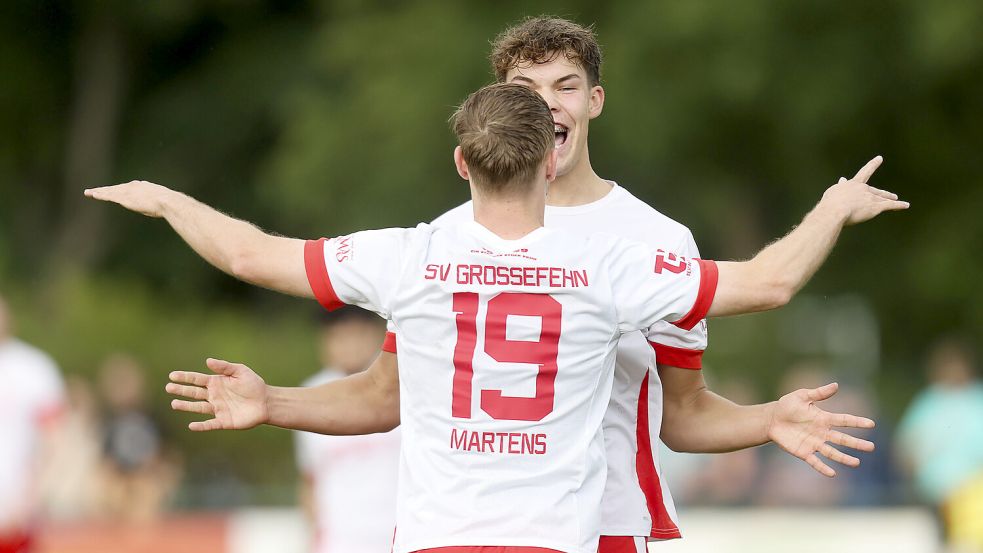 Der SV Großefehn hat zum Bezirksliga-Auftakt gut lachen: Er gewann in Larrelt deutlich. Klaas Bikker (hinten) traf selbst und bereitete mehrere Tore vor. Foto: Jens Doden, Emden