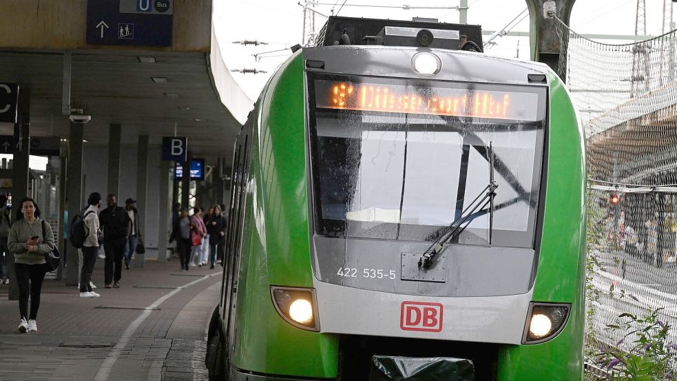 Bei der Bahn hat es innerhalb von zwei Tagen einen dritten mutmaßlich vorsätzlich verursachten Kabelbrand gegeben. Foto: Roberto Pfeil/dpa