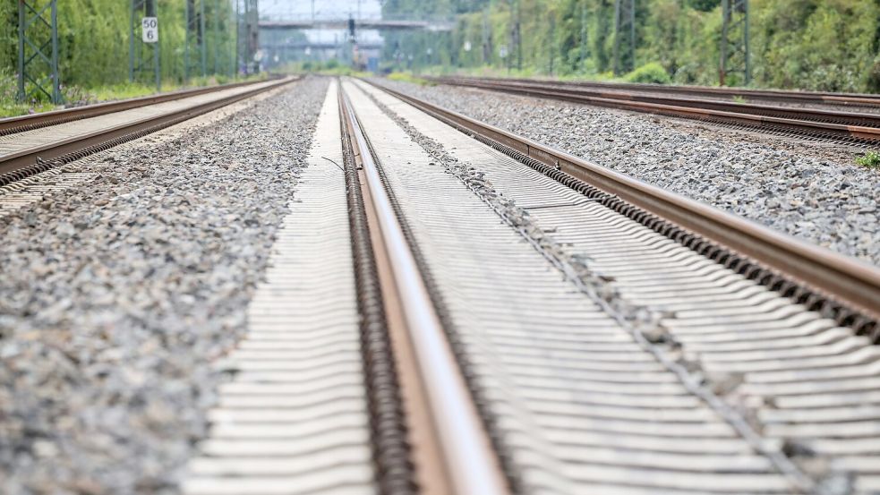 Nach dem Brandanschlag auf die Bahnstrecke Düsseldorf-Duisburg ist die bundesweite Hauptlinie der Bahn wieder für den Zugverkehr freigegeben. Foto: Christoph Reichwein/dpa