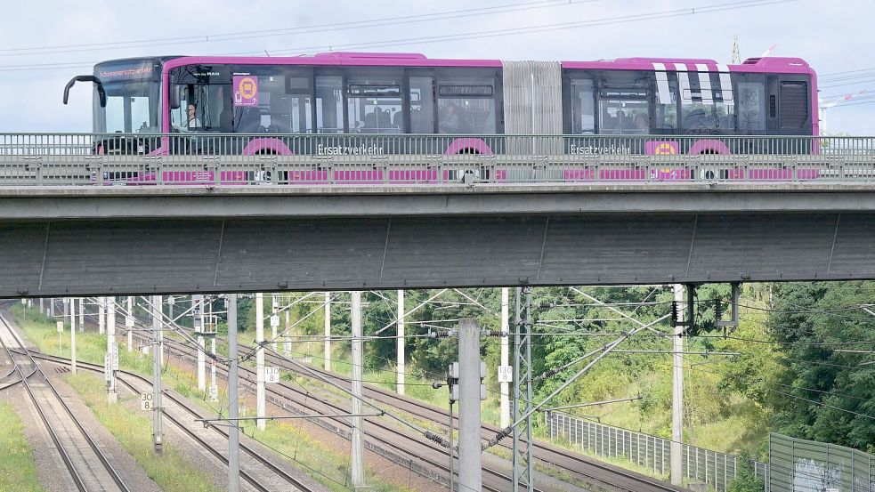 Der Ersatzverkehr mit Bussen läuft laut Bahn stabil. Foto: Michael Bahlo/dpa