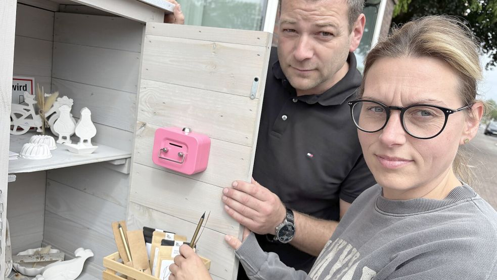 Monique und Sebastian Pehle ärgern sich über den dreisten Diebstahl aus ihrem Verkaufshäuschen. Foto: Marion Janßen