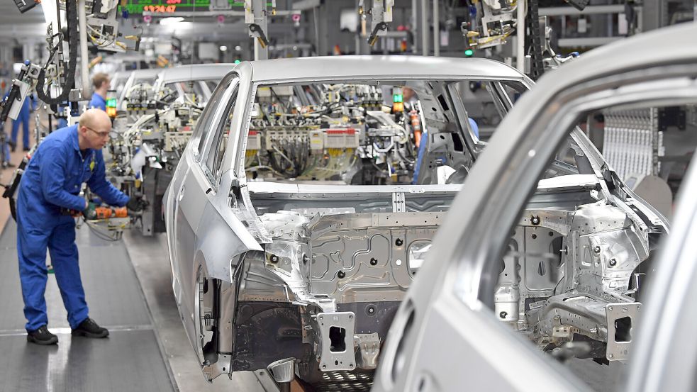 Die Autobauer gehören, gemessen am Umsatz, zu den größten Unternehmen Deutschlands. Aber beschäftigen sie auch die meisten Mitarbeiter? Foto: dpa/Hendrik Schmidt