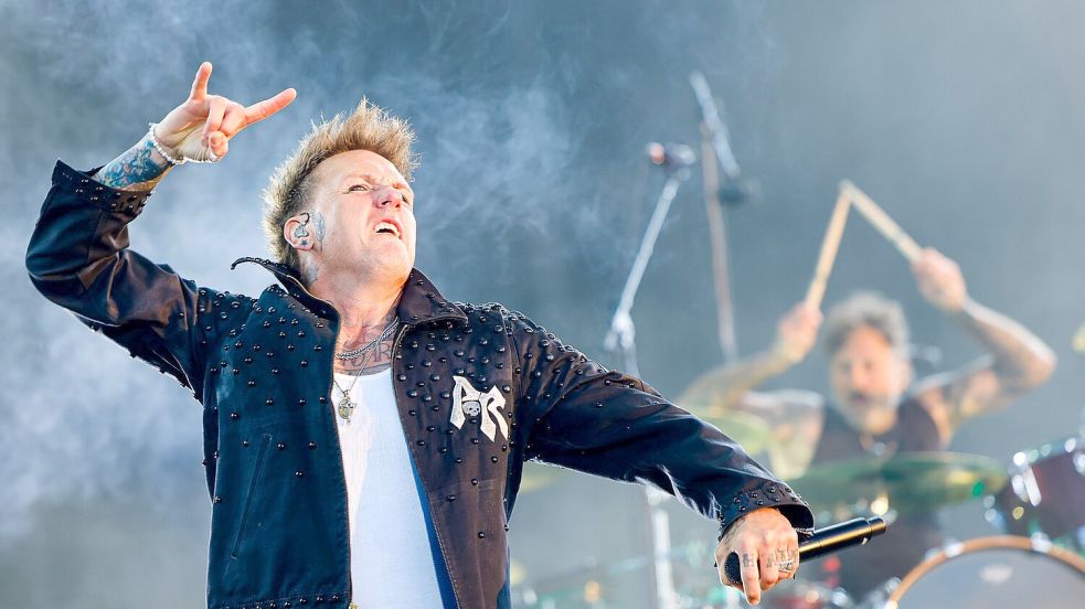 Am Freitagabend brachten Papa Roach das Infield des Festivals zum Kochen. Foto: Frank Molter/dpa