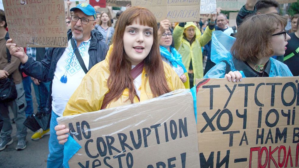 Gegen die ausufernde Korruption in der Ukraine hatte es zuletzt auch die größten Proteste seit Beginn des russischen Angriffskrieges gegeben. (Archivbild) Foto: Efrem Lukatsky/AP/dpa
