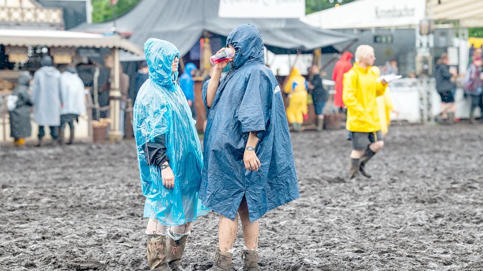 Wacken 2025: Nicht immer war gleich erkennbar, ob es sich um ein Kleidungsstück handelte oder ob ein Müllsack zu einem solchen umfunktioniert wurde. Hauptsache, man wurde etwas weniger nass. Foto: Michael Ruff