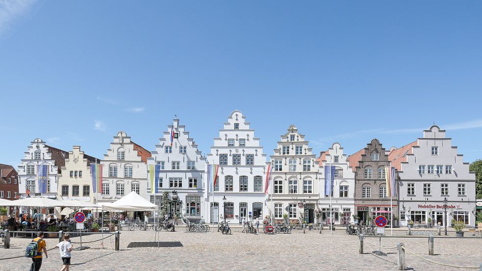 Friedrichstadts Markenzeichen: die berühmten Giebelhäuser auf dem Marktplatz. Foto: Ann-Christin Baßin