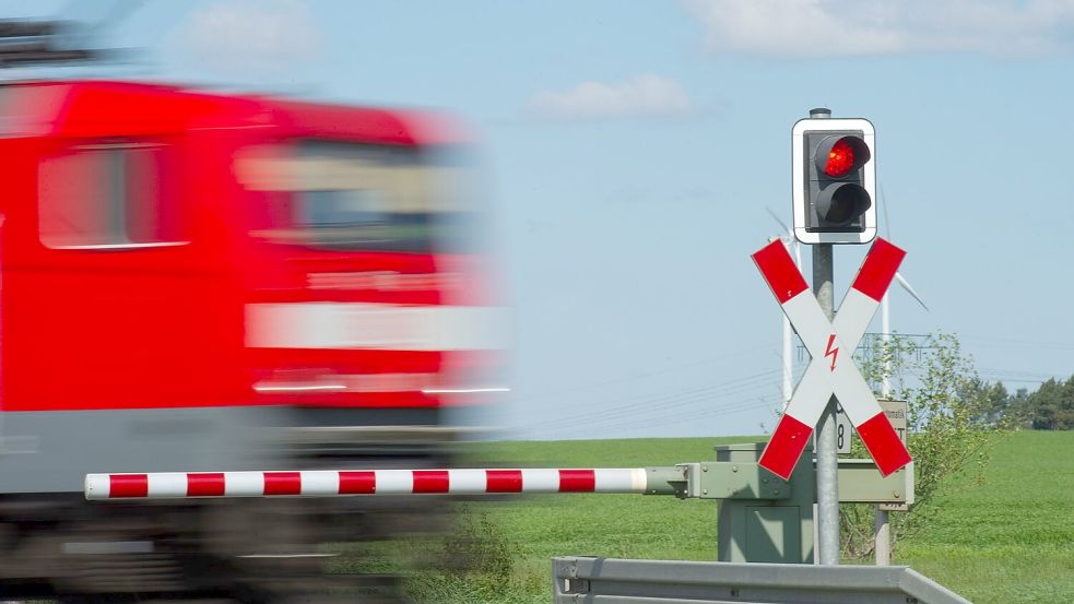 Ein Lkw-Fahrer zog das Auto der 78-Jährigen von den Gleisen, Sekunden bevor ein Zug durchfuhr. (Symbolbild) Foto: Patrick Pleul/dpa-Zentralbild/dpa
