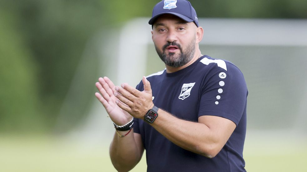 Trainer Yasin Turan feierte bei BW Borssum ein gelungenes Liga-Debüt an der Seitenlinie. Foto: Jens Doden, Emden
