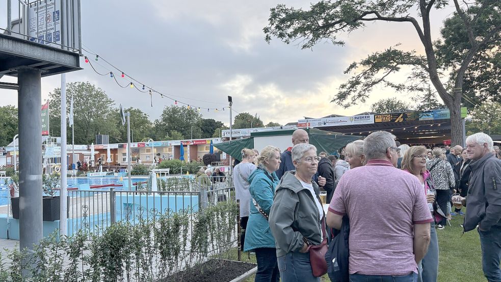 Auf der Wiese neben dem großen Schwimmbecken räkeln sich normalerweise bei gutem Wetter Badegäste in der Sonne. Beim Mitternachtsschwimmen stehen hier die Besucher bei Livemusik, Gegrilltem und Cocktails. Foto: Mona Hanssen
