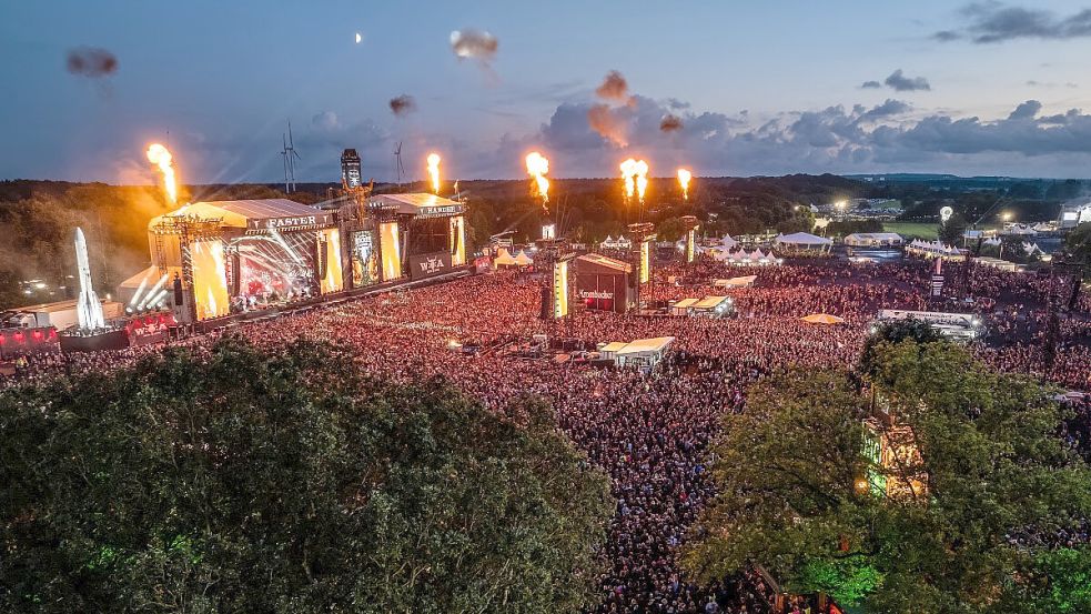 Unter großen Jubel wurden am Abend die ersten Bands für das Wacken Open Air 2026 verkündet. Foto: WOA Festival GmbH