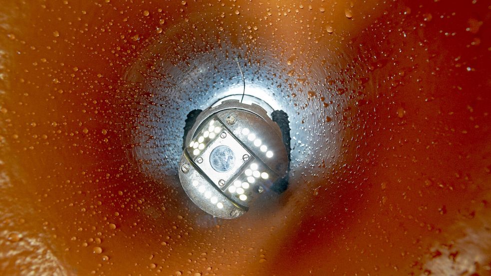 Eine Kamera fährt durch ein Abwasserrohr. Solche Arbeiten werden derzeit in Großefehn ausgeführt. Symbolfoto: Bernd Thissen/dpa