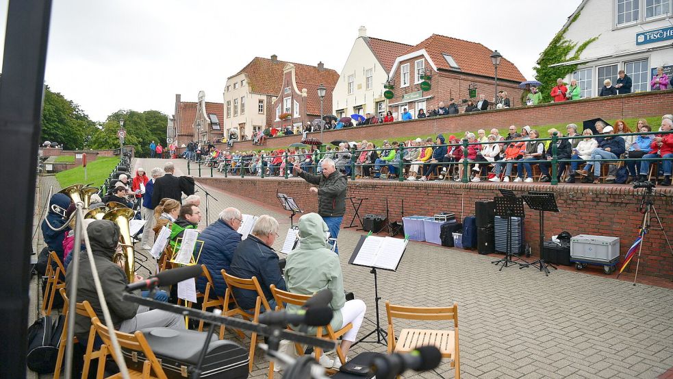 Die Regenjacke war eine treue Begleiterin bei den Besuchern des dritten Hafengottesdienstes in Greetsiel. Foto: Heinz Wagenaar