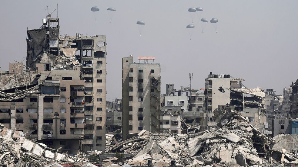 Abwurf von Hilfsgütern über der Trümmerlandschaft Gaza. Foto: picture alliance/dpa/AP/Jehad Alshrafi