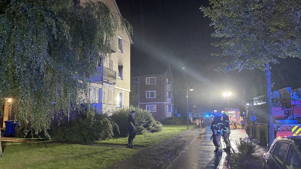 Bei einem Wohnungsbrand in der Hermann-Allmers-Straße in Emden wurden in der Nacht zu Sonntag, 3. August 2025, vier Menschen verletzt. Foto: Mona Hanssen