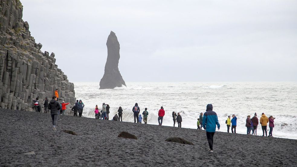 Am Strand Reynisfjara kam es am Wochenende zu einem tragischen Unglück. (Archivbild) Foto: Steffen Trumpf/dpa