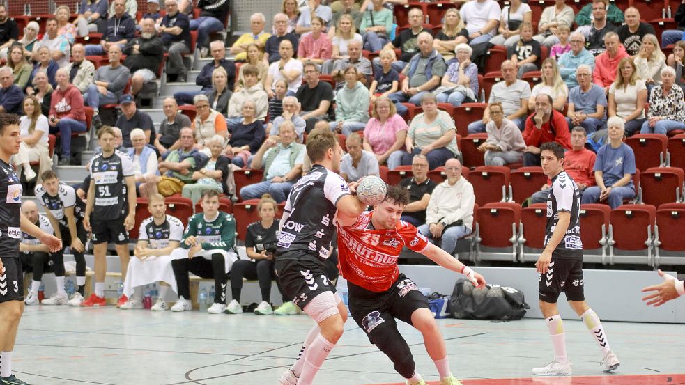 Aurichs Robin Leunissen hatte gegen die hart zupackende Nordhorner Abwehr einen schweren Stand. Foto: Gerken