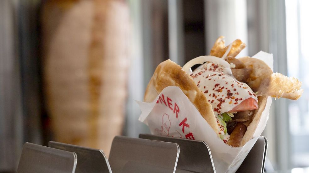 Ein Klassiker der deutschen Imbisskultur: Der Döner gehört für viele zum Alltag – doch in dem schnellen Snack steckt harte Arbeit. (Archivbild) Foto: Markus Lenhardt/dpa