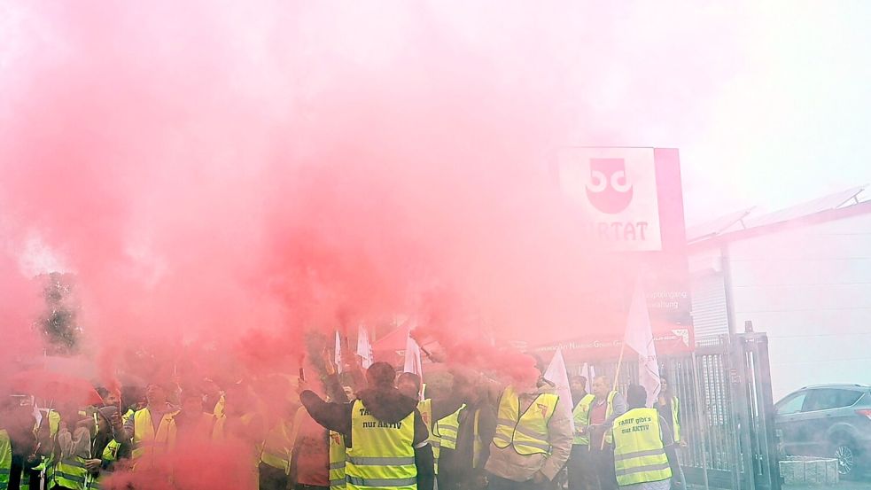 Mit Trillerpfeifen, Transparenten und Rauchfackeln kämpfen die Beschäftigten von Birtat für bessere Löhne. (Archivbild) Foto: Markus Lenhardt/dpa