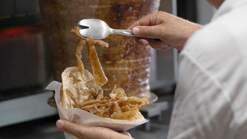 Vom Spieß ins Brot: Ein Mann bereitet einen Döner zu. (Archivbild) Foto: Markus Lenhardt/dpa